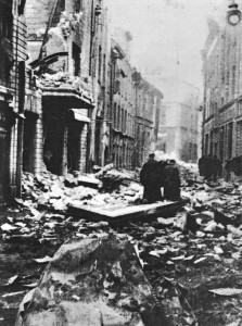 Tallinn bombades häftigt redan i mars 1944.
